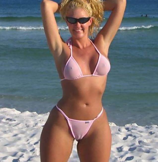 Зрелая баба сняла бикини на пляже