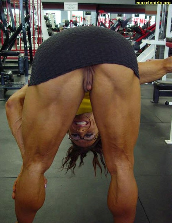 Bodybuilderin Mopse Upskirt Doggystyle