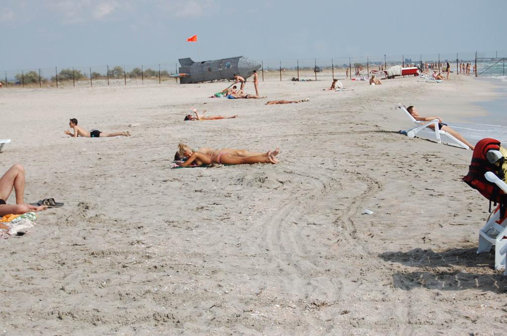 Chicas en una playa nudista