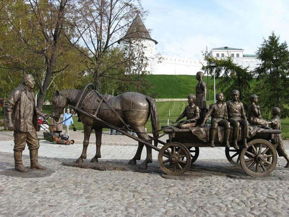 Откуда привезли. Памятник благотворителю Асгату Галимзянову Казань. Памятник Казань Асгат лошадь. Памятник в Казани лошадь с телегой. Памятник Извозчику стен Кремля Казани.