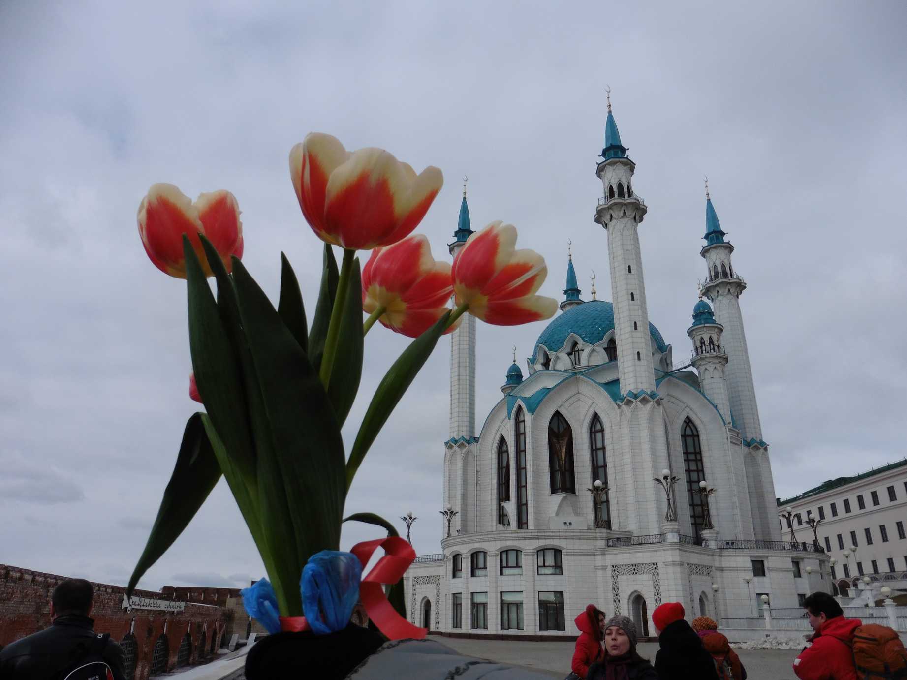 Казань весной фото. Казань март. Казань 8 марта. Казань Весна. Казань в марте.