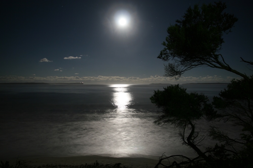 Лунный пейзаж. Ночь вокруг тишина. Лунная дорожка. Лунная дорожка фото.