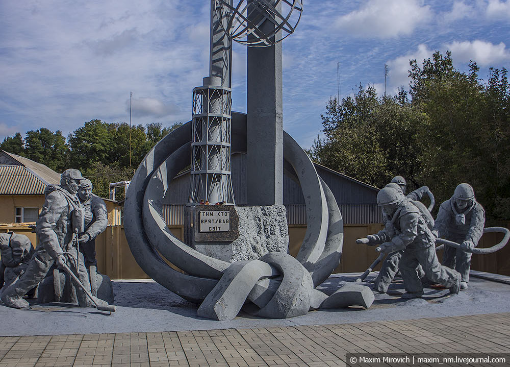 Памятник тема. Памятник пожарным на Чернобыльской АЭС. Мемориал пожарникам Чернобыля. Памятник ликвидаторам Чернобыльской АЭС Припять. Памятник героям огнеборцы Чернобыльской АЭС.